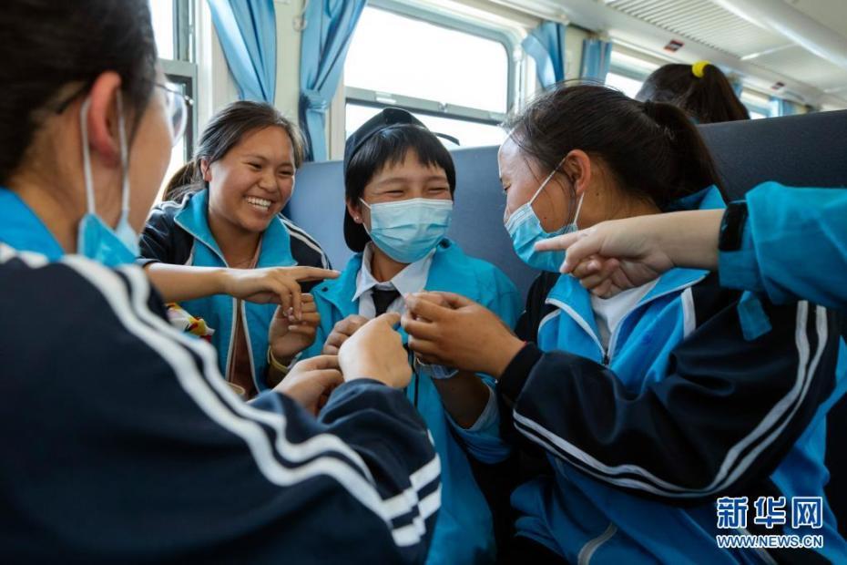 大涼山の「鈍行列車」に乗って通學(xué)する子供たち