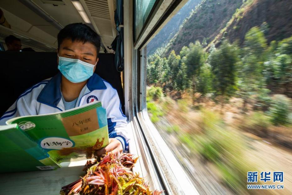 4月11日、鈍行列車5633號に乗って通學(xué)する西昌市川興中學(xué)（中高一貫校）の學(xué)生?吉米木加くん。列車內(nèi)で復(fù)習(xí)に勵む姿（撮影?沈伯韓）。