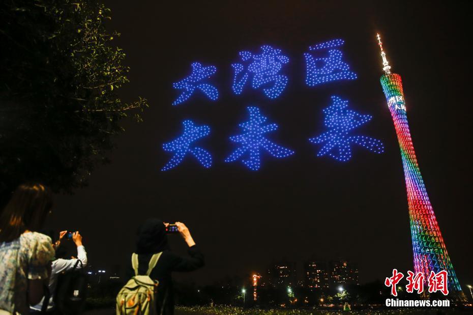 広州の夜空に美しい絵や文字を描くドローン?ライトショー　広東省