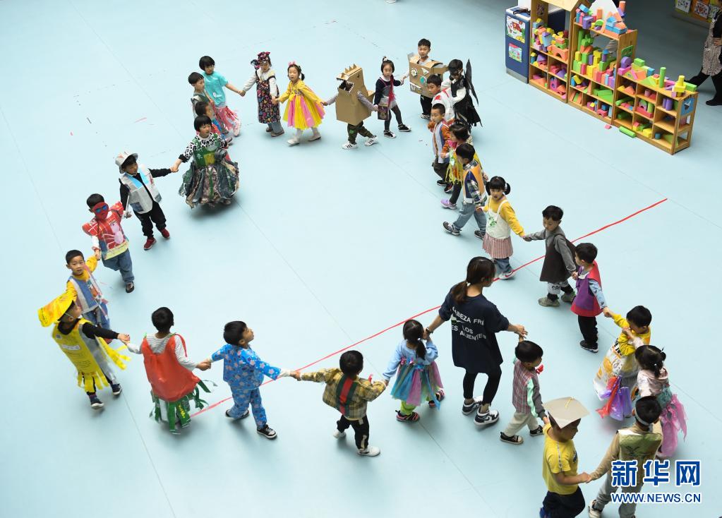 幼稚園で「エコ?ファッションショー」　浙江省湖州