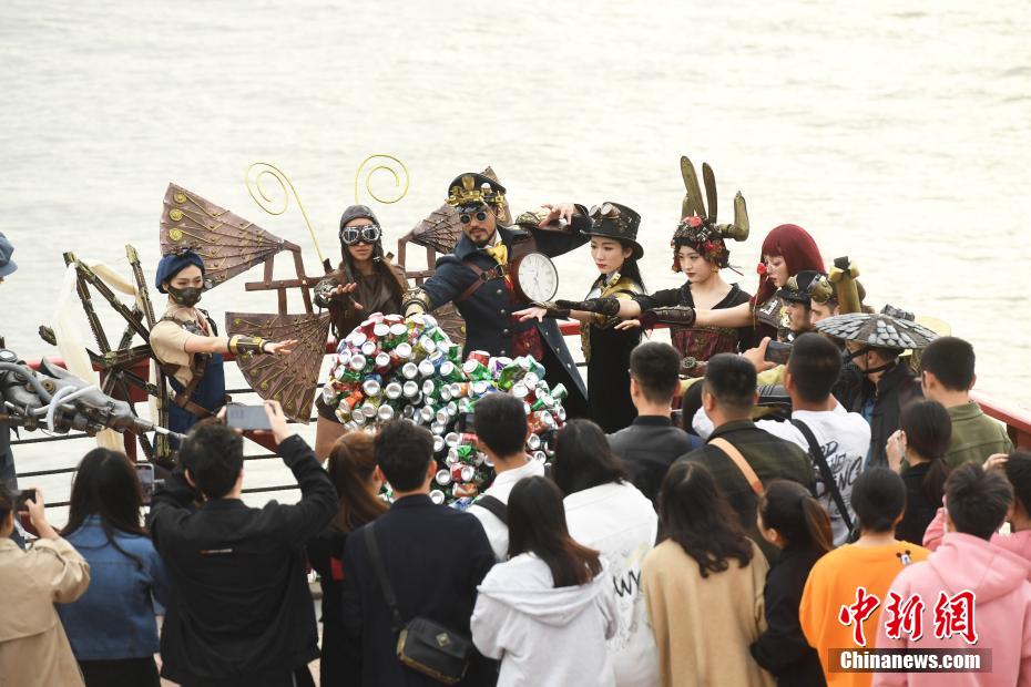 上海黃浦江畔で地球保護(hù)を呼びかけるアートパフォーマンス