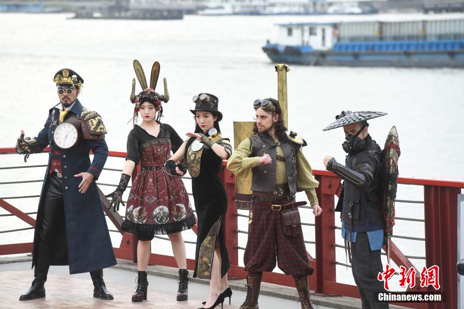 上海黃浦江畔で地球保護を呼びかけるアートパフォーマンス