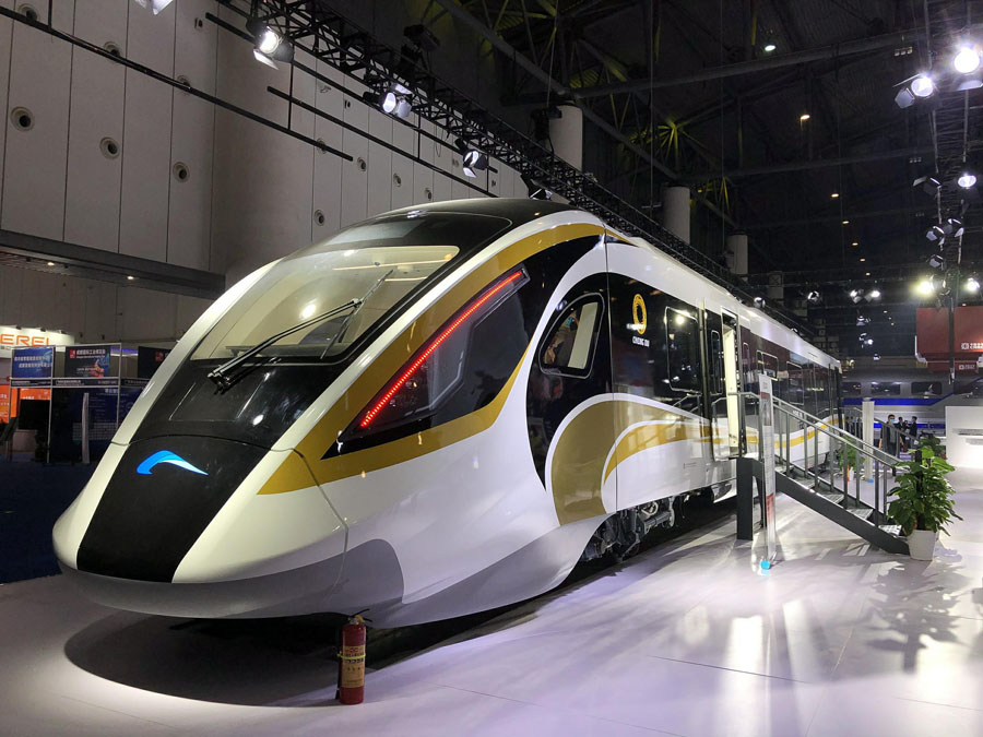 三星堆文化の「黃金仮面」をイメージした外観デザインで時(shí)速160キロメートルの新型全自動(dòng)運(yùn)転スマート市內(nèi)列車（撮影?雷浩然、寫真著作権はCFP視覚中國(guó)が所有のため転載禁止）。