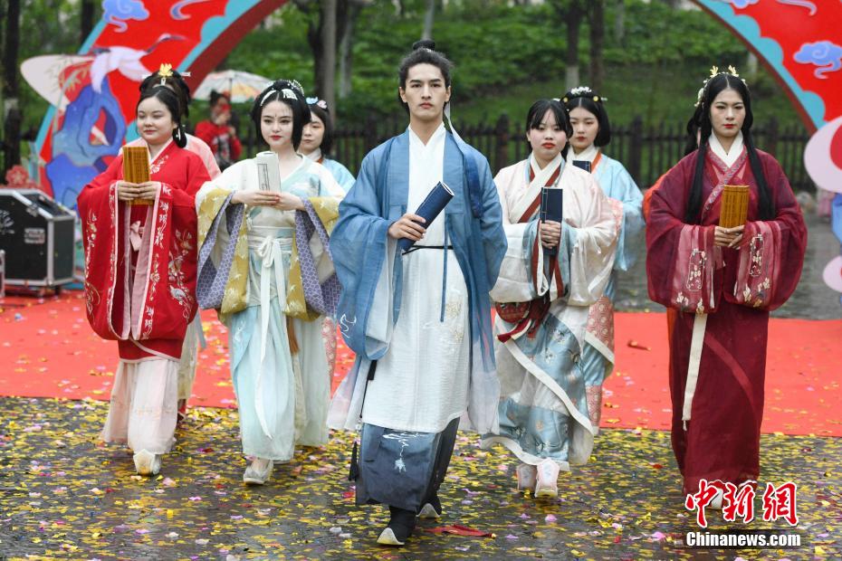 湖南?湖北の漢服マニアたちが長(zhǎng)沙に集合　伝統(tǒng)文化の発揚(yáng)目指す