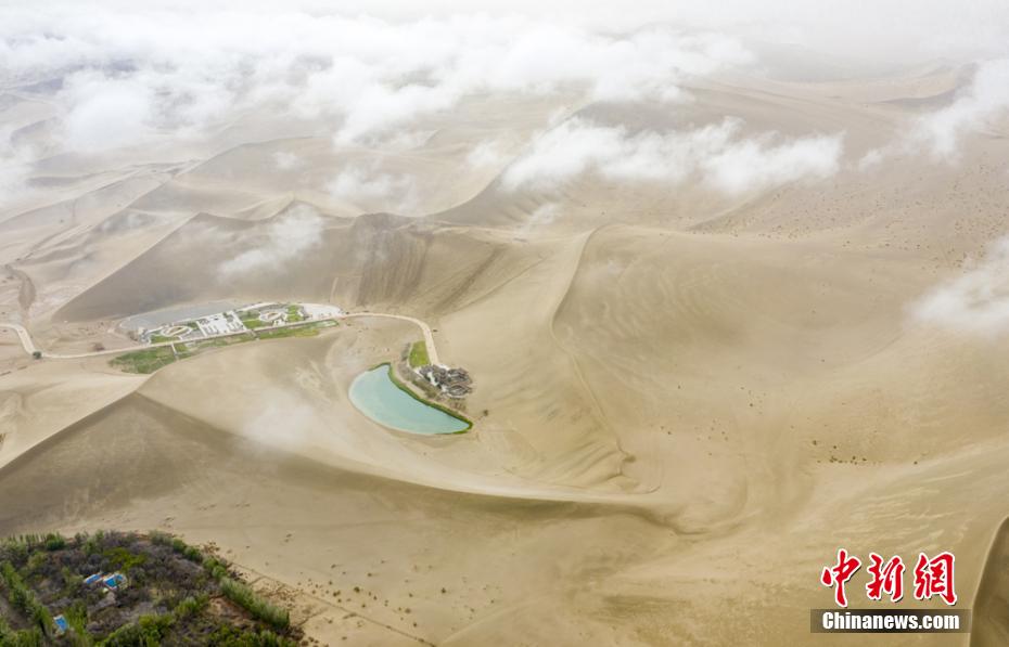 甘粛敦煌鳴沙山に広がる雲(yún)海の奇観（撮影?許永濤）。