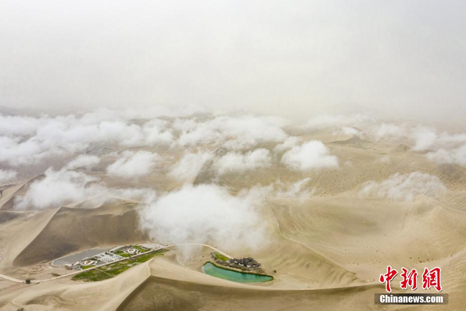うっすらと雲(yún)海広がる鳴沙山　甘粛省敦煌