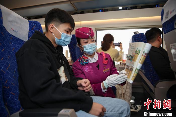 「多彩環(huán)線」沿線の観光スポットを紹介するC6012號車の徐雯列車長（撮影?瞿宏倫）。