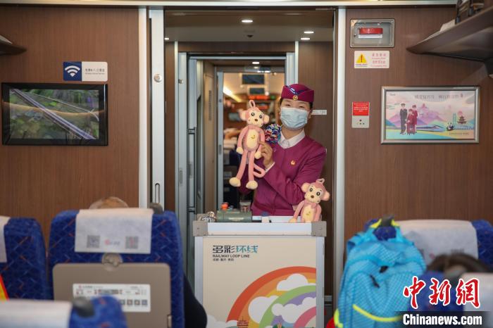 貴陽旅客輸送區(qū)間「多彩環(huán)線」復興號高速列車グループを取材　貴州省