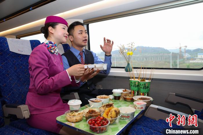 貴陽旅客輸送區(qū)間「多彩環(huán)線」復(fù)興號(hào)高速列車グループを取材　貴州省