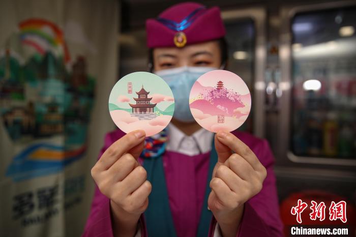 貴陽旅客輸送區(qū)間「多彩環(huán)線」復(fù)興號高速列車グループを取材　貴州省