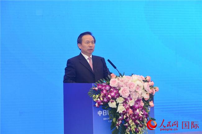 開幕式で挨拶する山東省委員會の李幹傑副書記（省長）（撮影·袁蒙）。