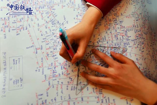 中國全土の鉄道路線から駅名まで全部暗記している高速鉄道の女性乗務(wù)員