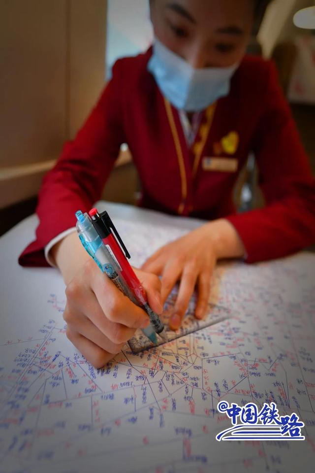 中國全土の鉄道路線から駅名まで全部暗記している高速鉄道の女性乗務(wù)員