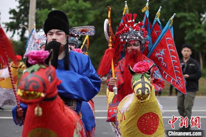 水荊墅村の伝統(tǒng)的な民間文蕓?水荊墅馬燈（撮影?泱波）。