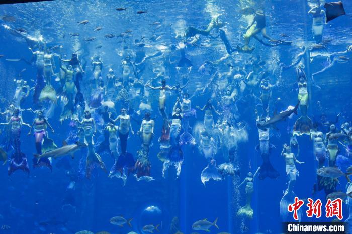 マーメイドショーに出演するパフォーマーたち（撮影?王暁斌）。