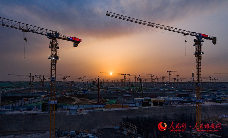 タワークレーンが林立する雄安新區(qū)容西片區(qū)の建設(shè)現(xiàn)場(chǎng)