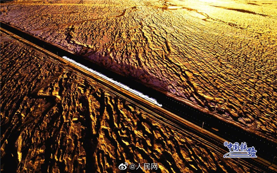 ヤルダン地形を走る高速列車を上空から撮影