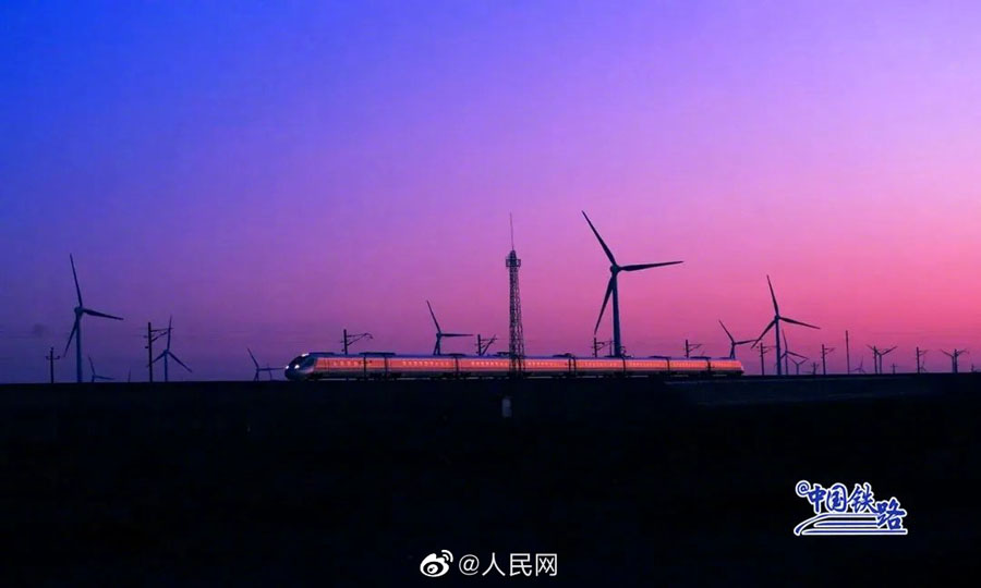 ヤルダン地形を走る高速列車を上空から撮影