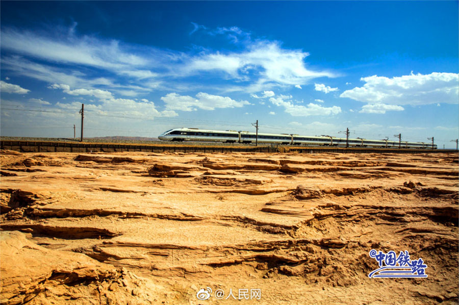 ヤルダン地形を走る高速列車を上空から撮影