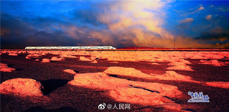 ヤルダン地形を走る高速列車を上空から撮影