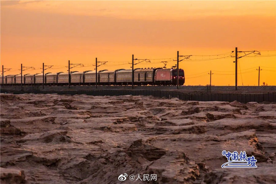 ヤルダン地形を走る高速列車を上空から撮影