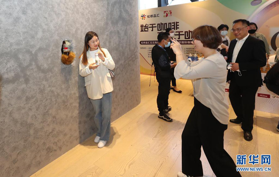 4月29日、コーヒー市場イベントの熊爪コーヒー店ブース前で記念寫真を撮影するゲスト（撮影?方喆）。