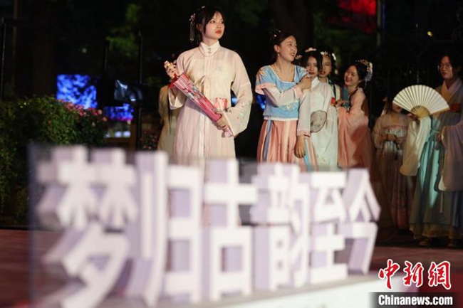 南京の若者による漢服コンテストが開催　江南の夜を彩る