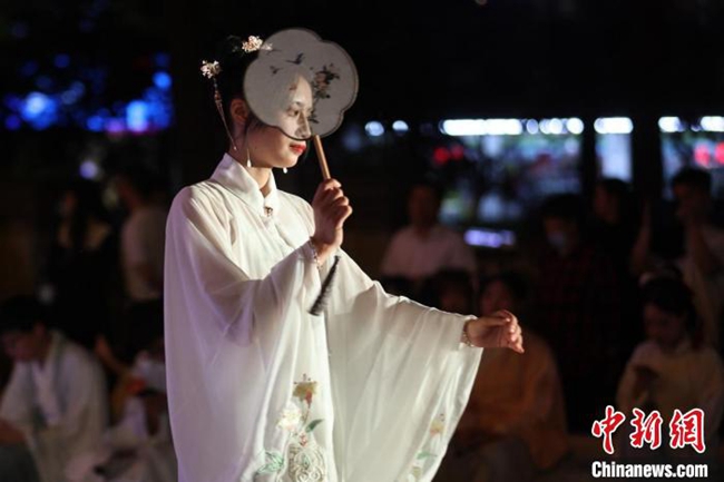 南京の若者による漢服コンテストが開催　江南の夜を彩る