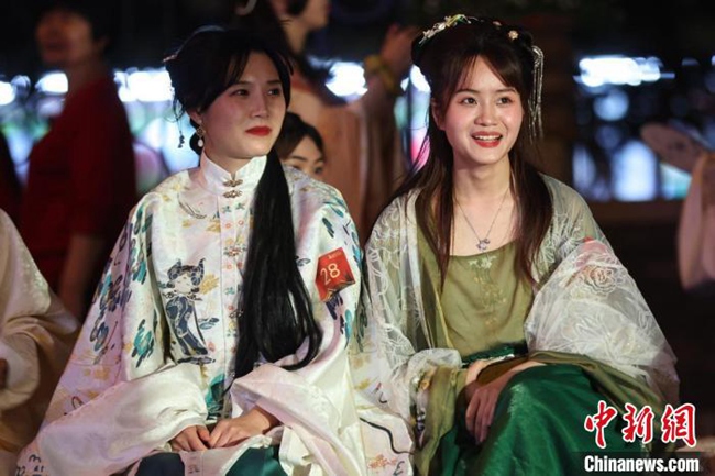 南京の若者による漢服コンテストが開(kāi)催　江南の夜を彩る