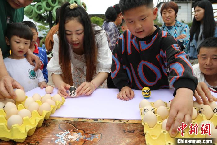 伝統(tǒng)的な風(fēng)習(xí)を體験し、「立夏」に対する理解深める　重慶