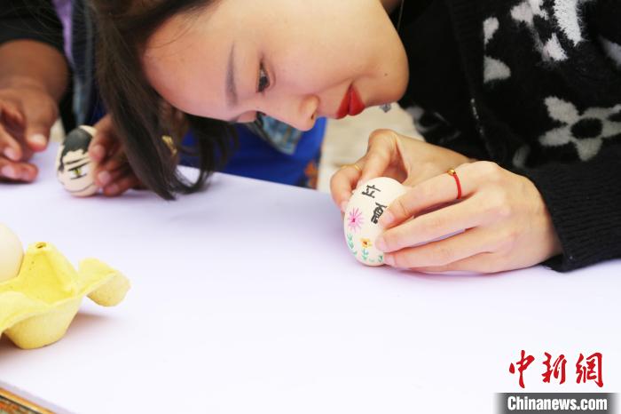 伝統(tǒng)的な風(fēng)習(xí)を體験し、「立夏」に対する理解深める　重慶