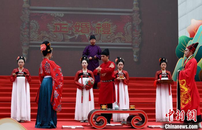 大陸部と臺(tái)灣地區(qū)出身のカップルが伝統(tǒng)的な結(jié)婚式を體験　福建省福州