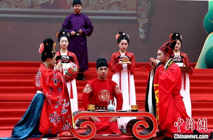 大陸部と臺灣地區(qū)出身のカップルが伝統(tǒng)的な結(jié)婚式を體験　福建省福州