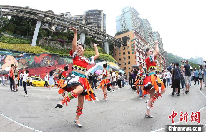 ミャオ族フラッシュモブと建物を突き抜けるモノレールのコラボ　重慶