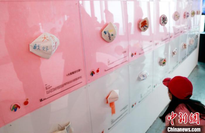 「雲(yún)の上のマーケット」でショッピング楽しむ人々　上海市