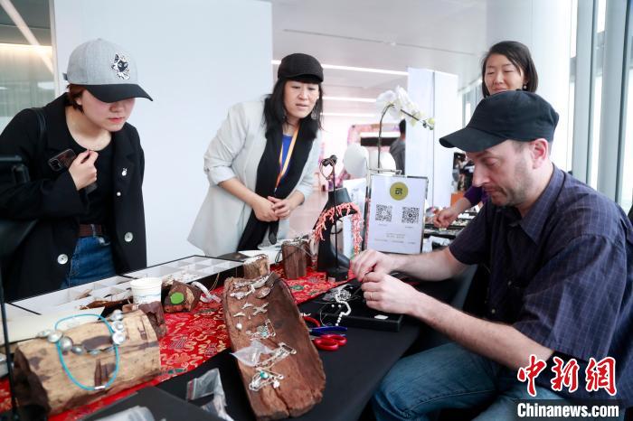 「雲(yún)の上のマーケット」でショッピング楽しむ人々　上海市