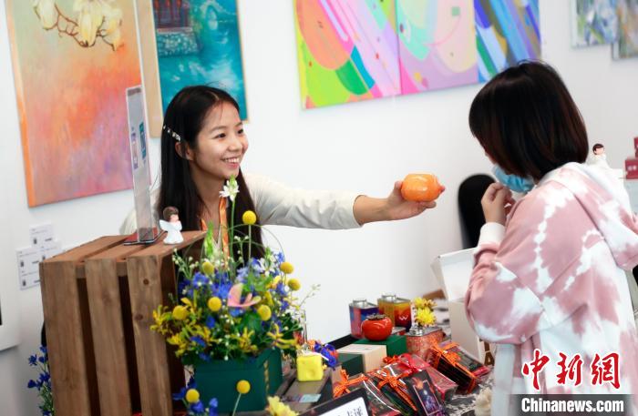 「雲(yún)の上のマーケット」でショッピング楽しむ人々　上海市