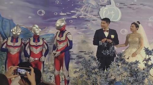 アッシャーはウルトラマン！新郎新婦に愛と光と指輪を?qū)盲堡耄　「＝ㄊ?></td></tr><tr><td class=