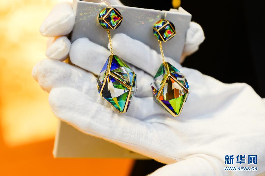 5月7日、高級アクセサリーを見せる出展者（撮影?周佳誼）。