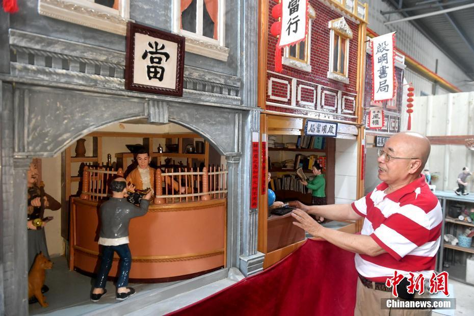 5月8日、泥彫刻作品の配置を調(diào)整する蔡國雲(yún)さん（撮影?呂明）。