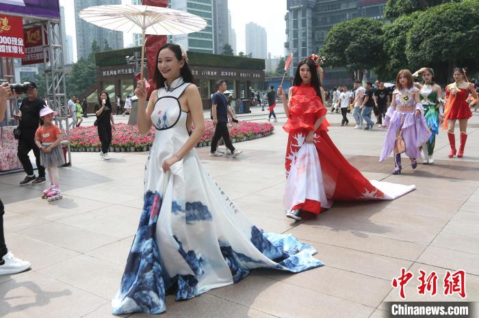 アニメ?漫畫キャラのコスプレや古代衣裳姿でフラッシュモブやパレードを行う出場者（撮影?張路橋）。