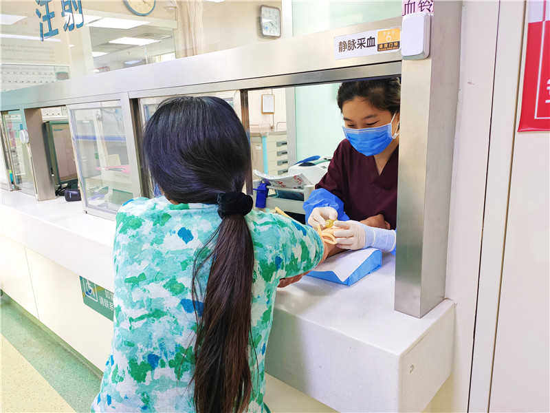 5月12日は「看護(hù)の日」、白衣の天使たちの日常に迫る