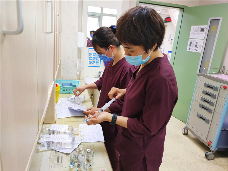 5月12日は「看護(hù)の日」、白衣の天使たちの日常に迫る