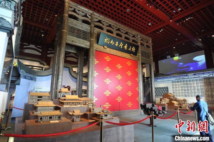 福州古厝展示館を見學(xué)する來館者。 