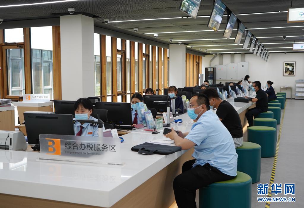 5月12日、河北省雄安新區(qū)政務(wù)サービスセンター総合稅務(wù)サービスエリアで、住民向け業(yè)務(wù)を行う職員（撮影?金皓原）。