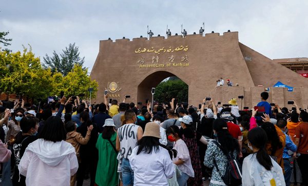 5連休中、観光客で賑わう喀什（カシュガル）古城（撮影?艾麗菲熱）。