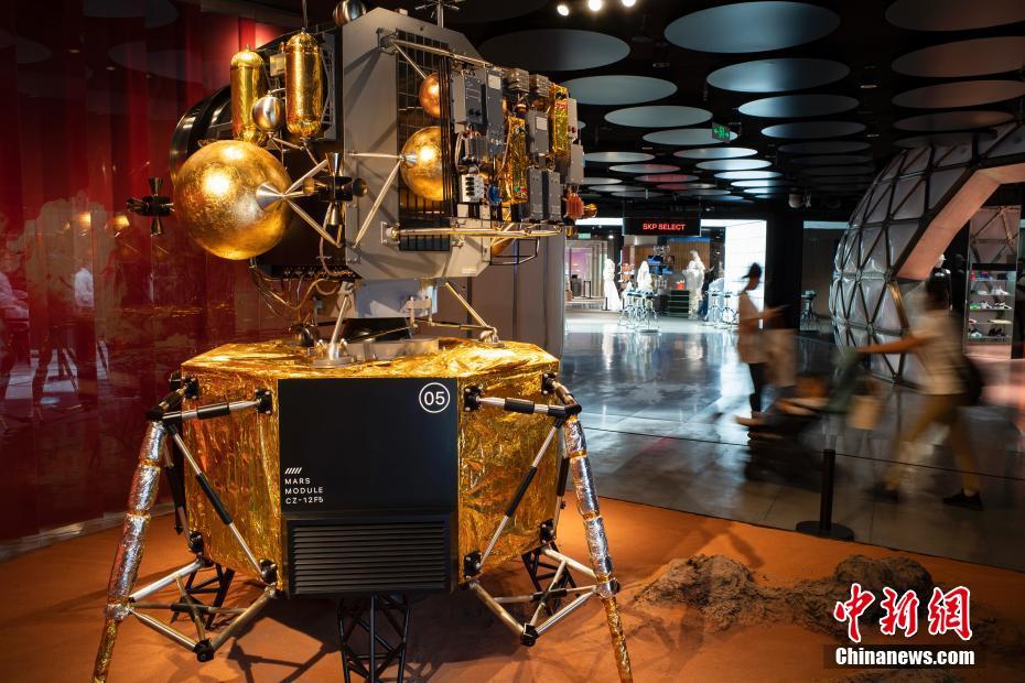 市民の注目集める火星テーマのディスプレイ　北京市