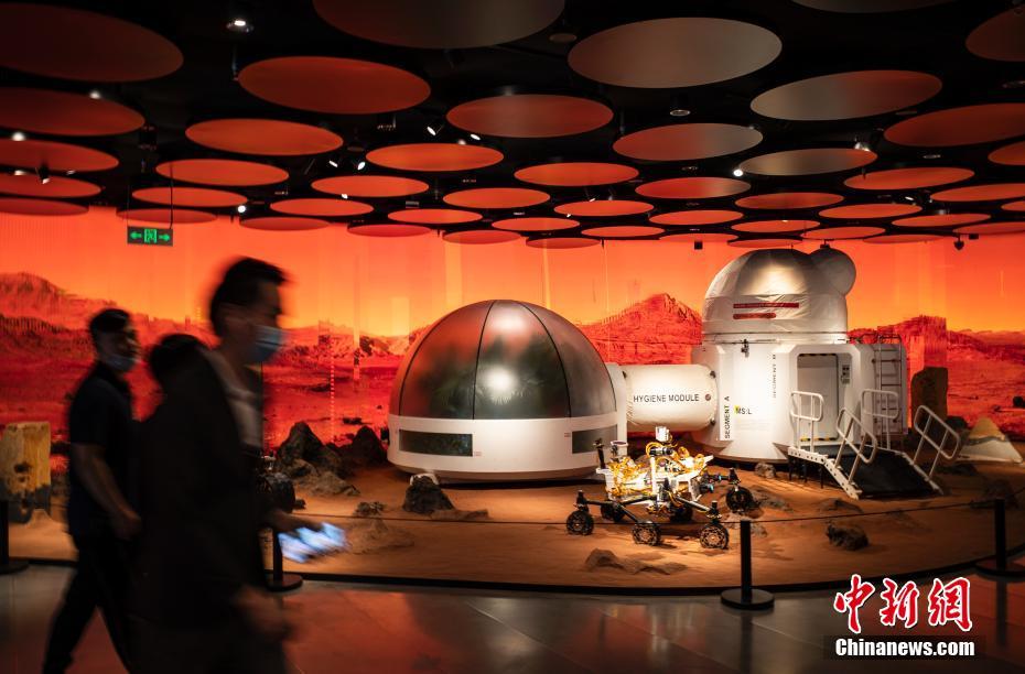 市民の注目集める火星テーマのディスプレイ　北京市