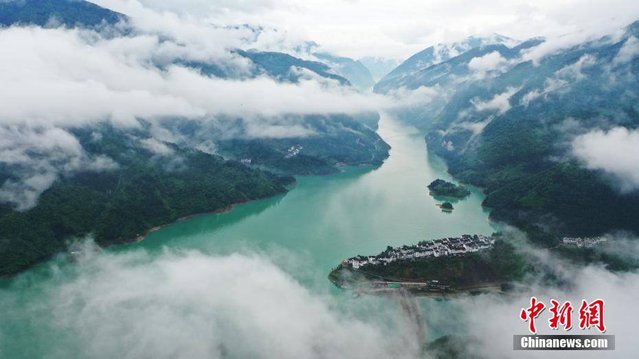 初夏の雨で仙境のような景色広がる重慶市鳥江畫廊