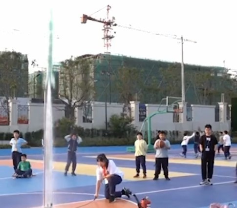 ペットボトルロケット発射！湧き上がる生徒たちの歓聲